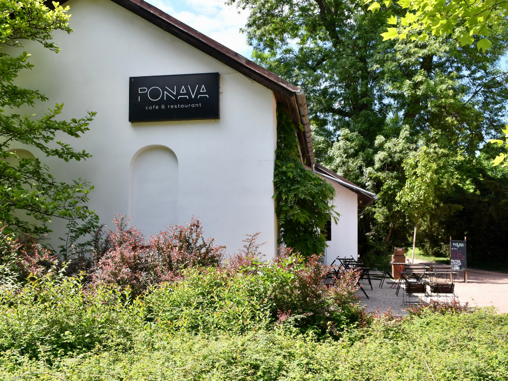 Budova Ponava cafe se zahrádkou.