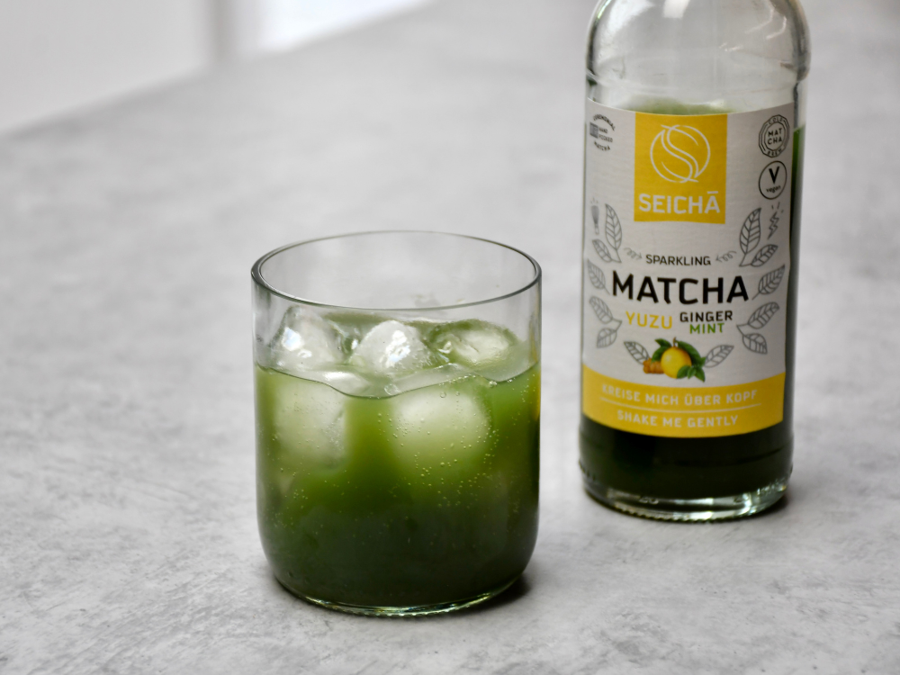Matcha yuzu, zázvor a máta od výrobce Seicha Matcha ve sklenici s ledem.