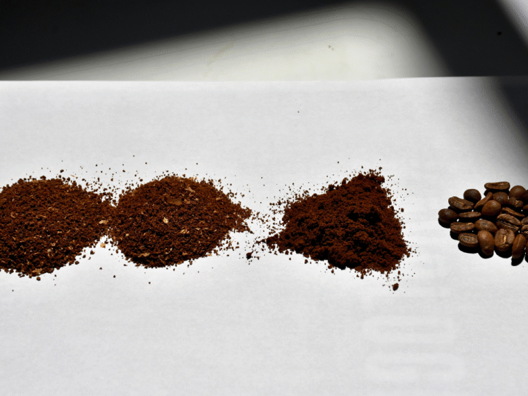 Ukázka mletí: celá zrna, mletí na espresso, 15 kliků a 23 kliků vhodné na filtr.