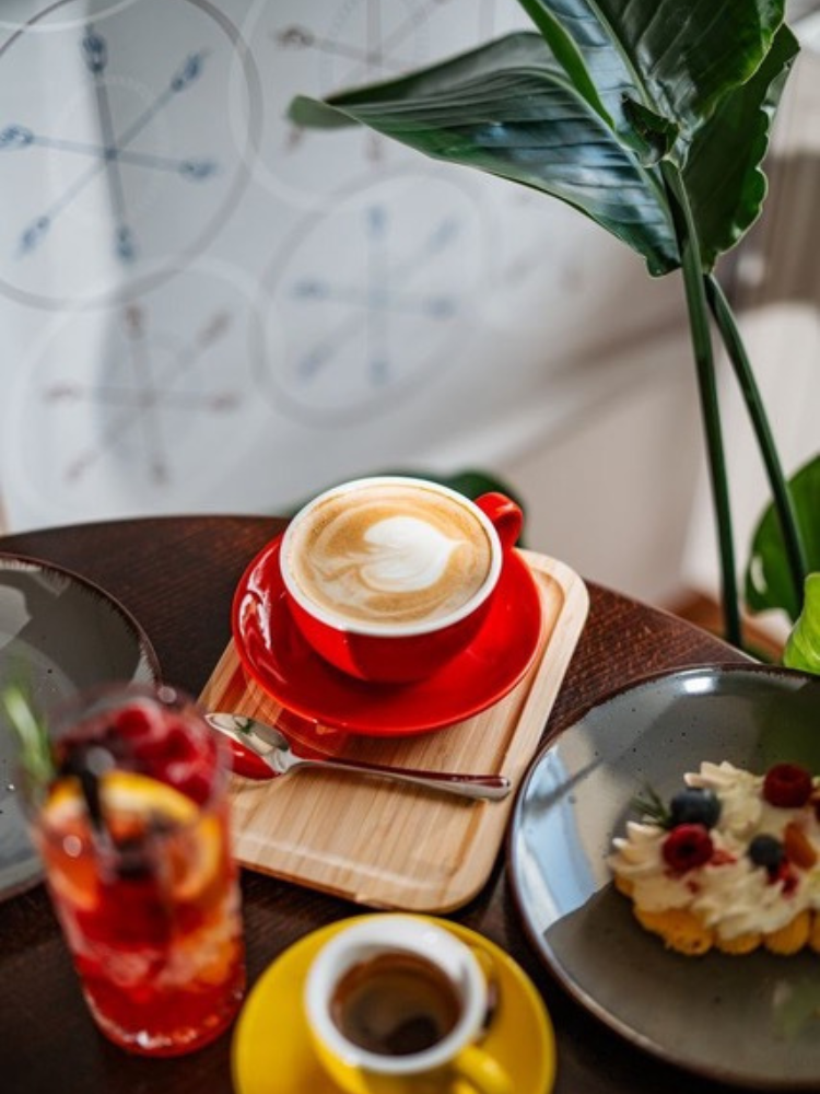 Stůl obskládaný nabídkou kavárny nové café Dubsky.