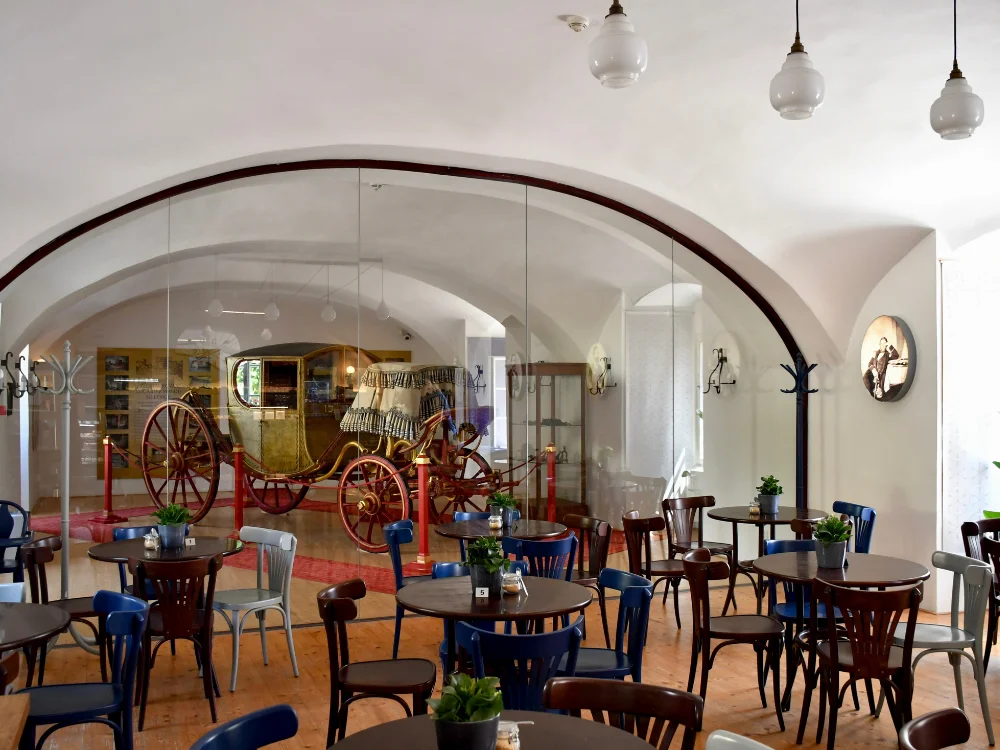 Historický kočár uvnitř kavárny na zámku v Lysicích.
