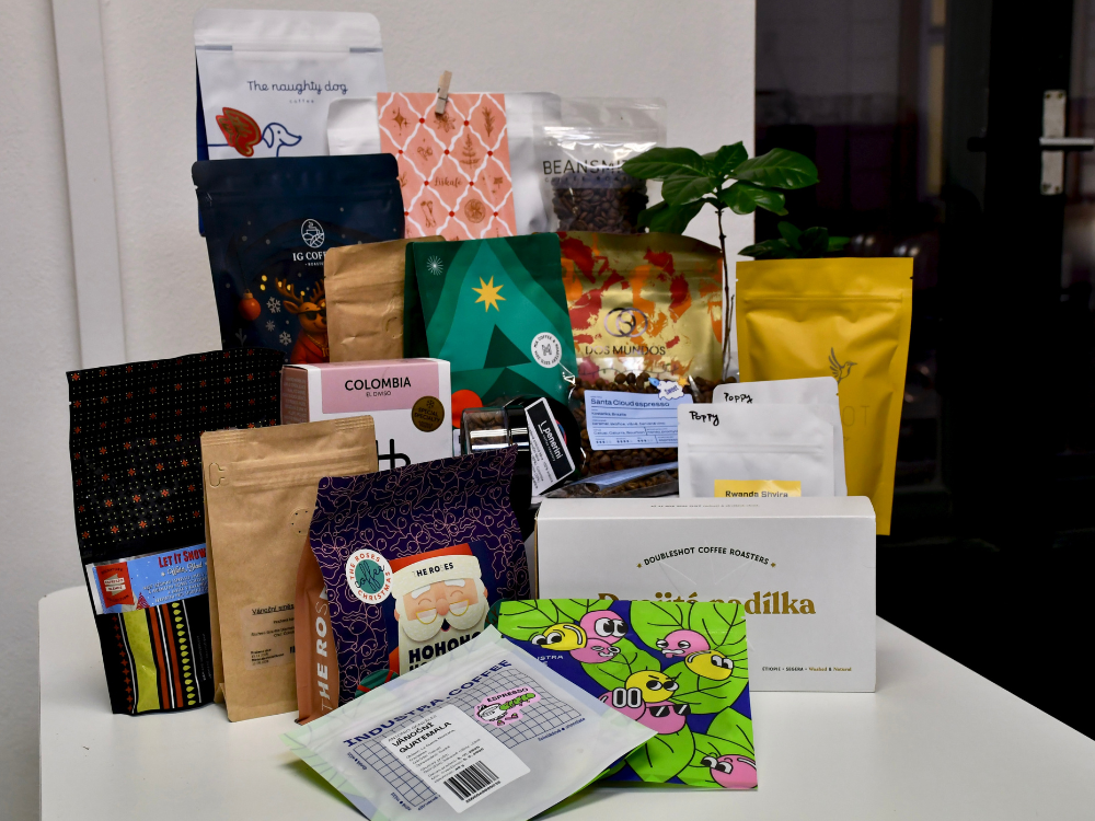 Všechny vzorky vánočních limitek vyskládané na stole.