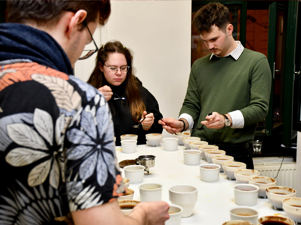 Ochutnávání kávy pomocí dvou cuppingových lžiček.