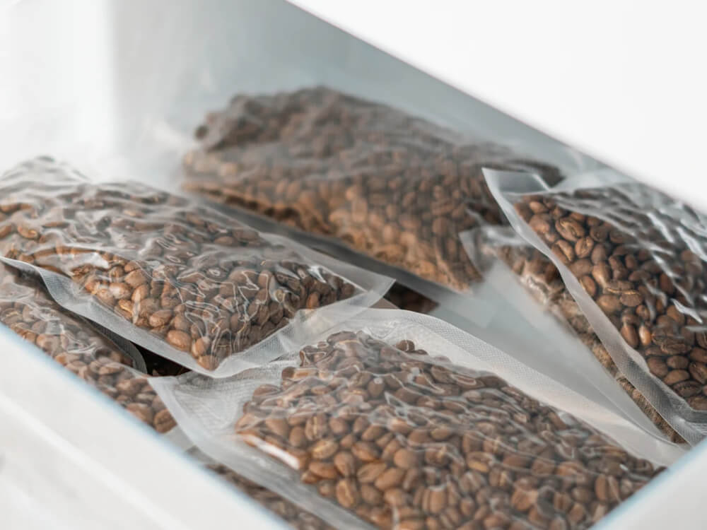 kávová zrnka v pyltíčcích na mražení