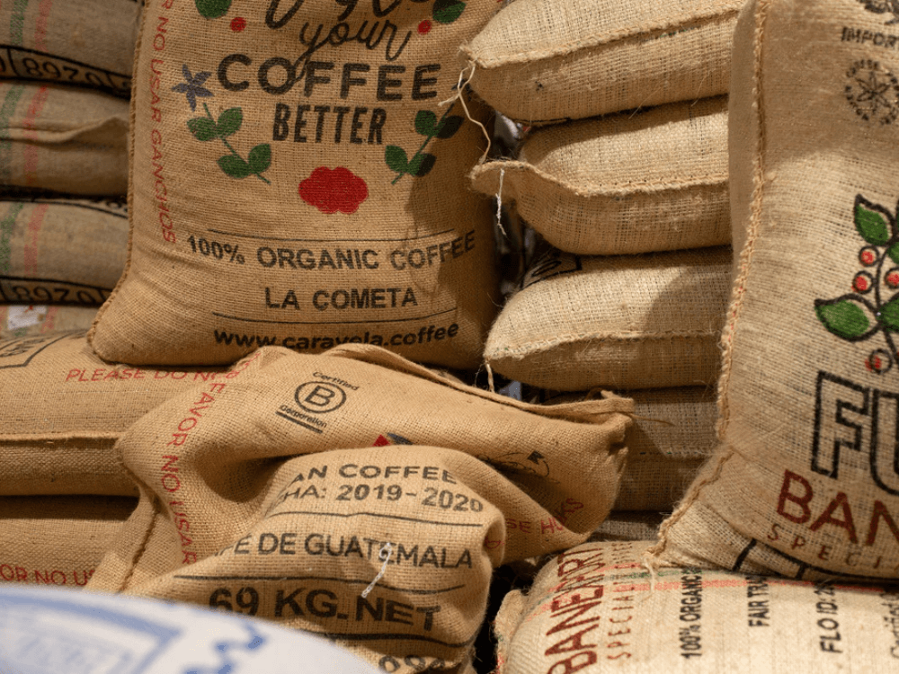 Jutové pytle na skladě.