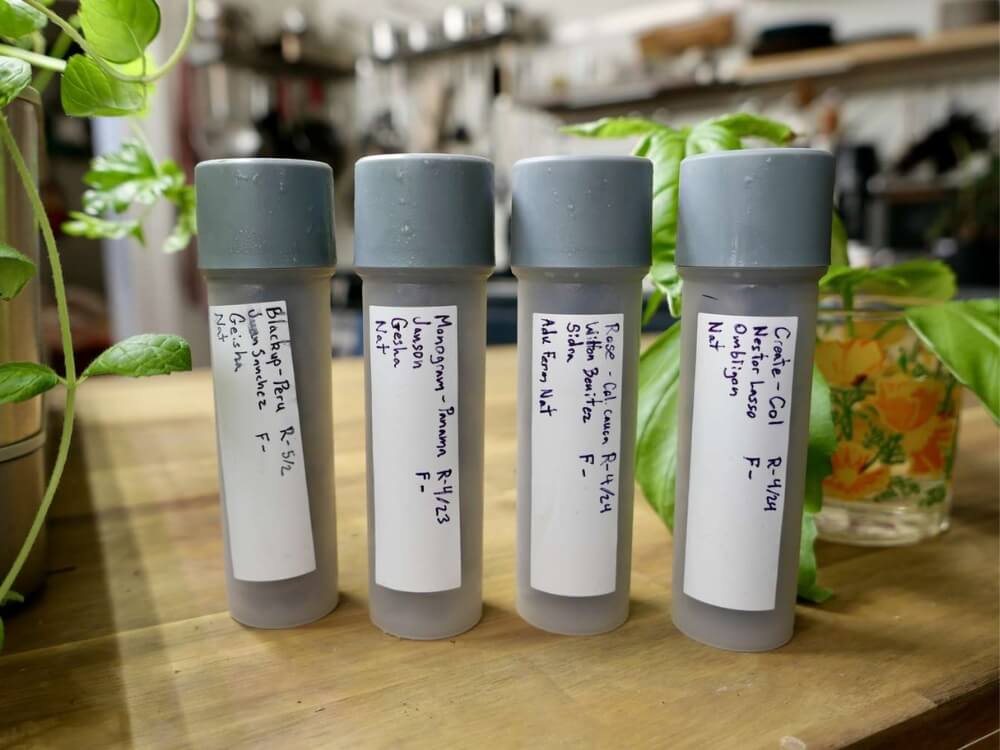 zrnka kávy v tubách