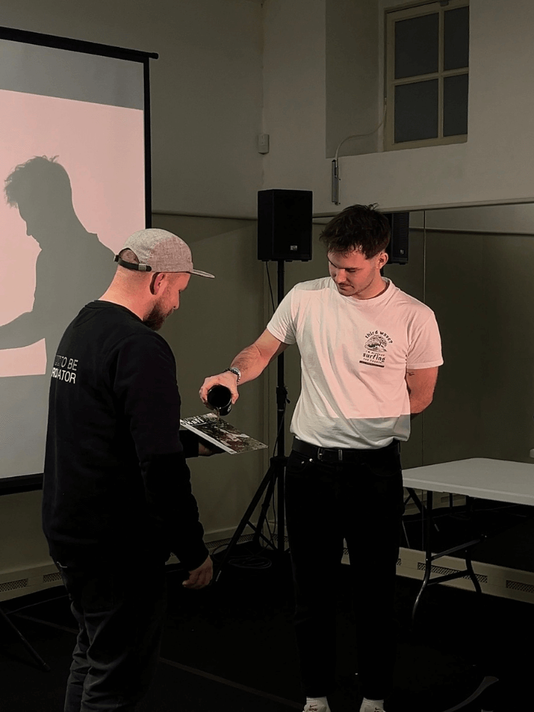 Patrik s Kristiánem polévají symbolicky první magazín kávou.