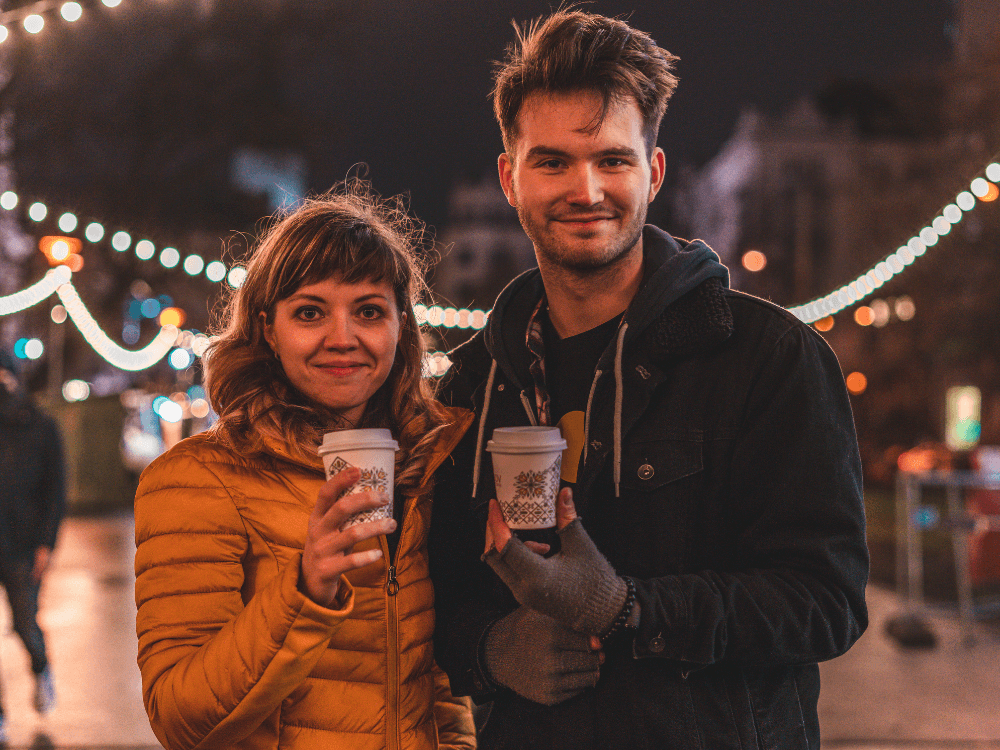 Patrik a Hanka s kelímky kávy.