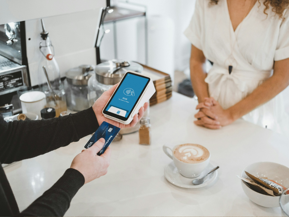 Platba kartou v kavárně.