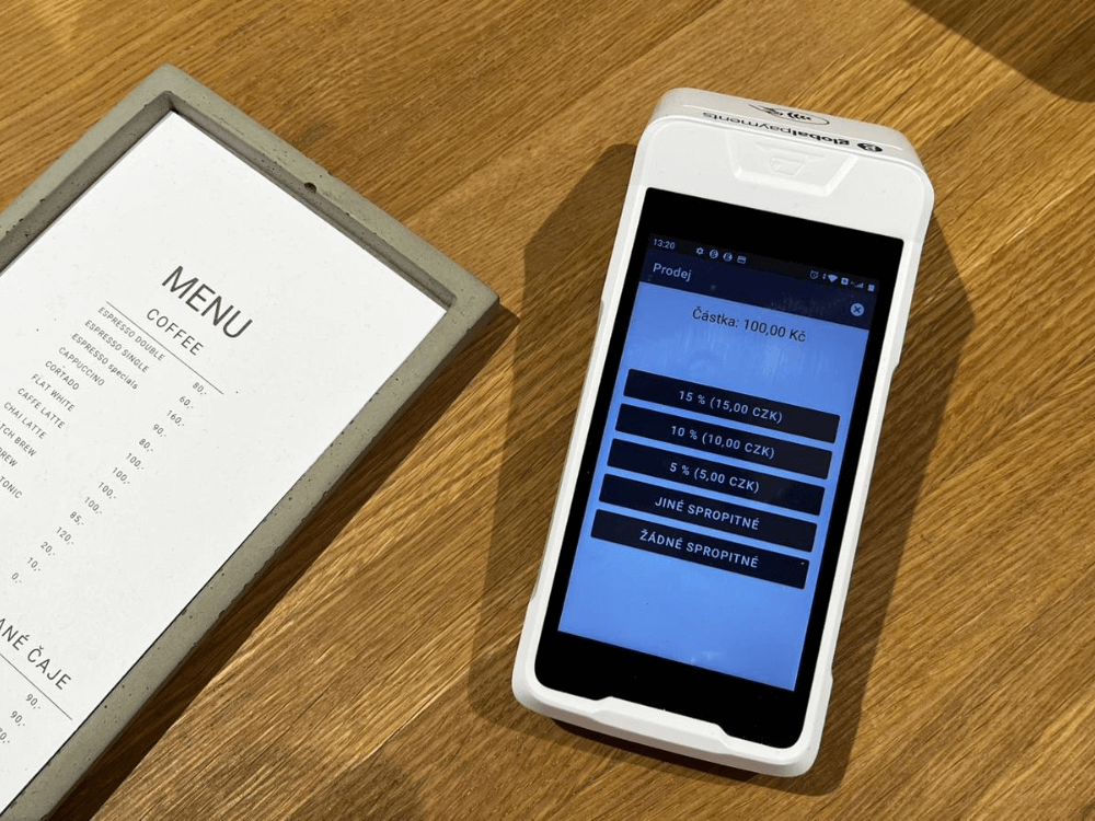 Platební terminál, který nabízí různé výšky spropitného: 15 %, 10 %, 5 %, jiné spropitné, žádné spropitné.