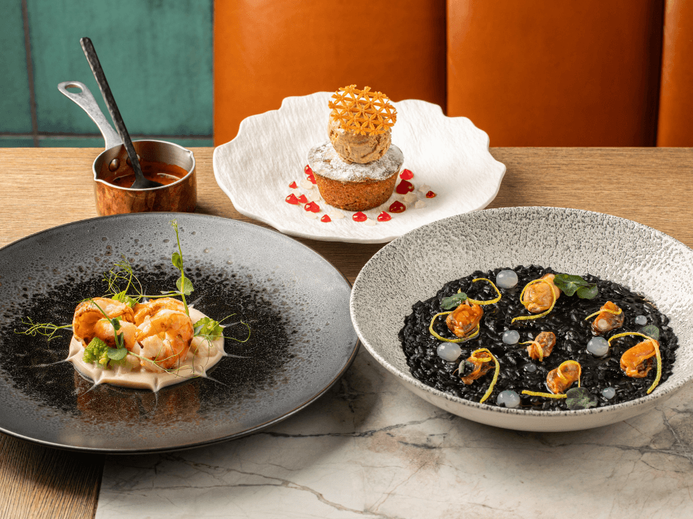 Stůl se třemi chody, rizotem, krevetami a dezertem.