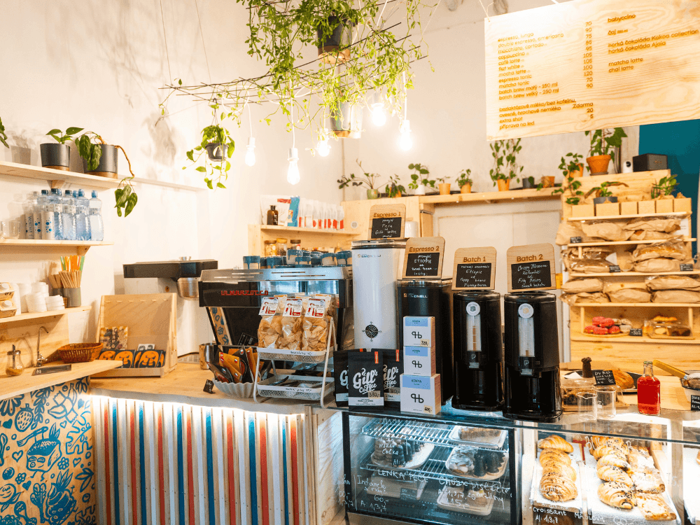 Interiér kavárny na nádraží v Brně – Buchta D. Jejich bar s kávou z brněnských pražíren.