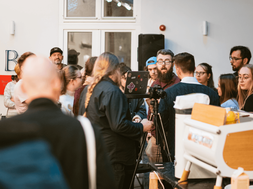 Tom v obklopení baristů na akci Barista Battle.