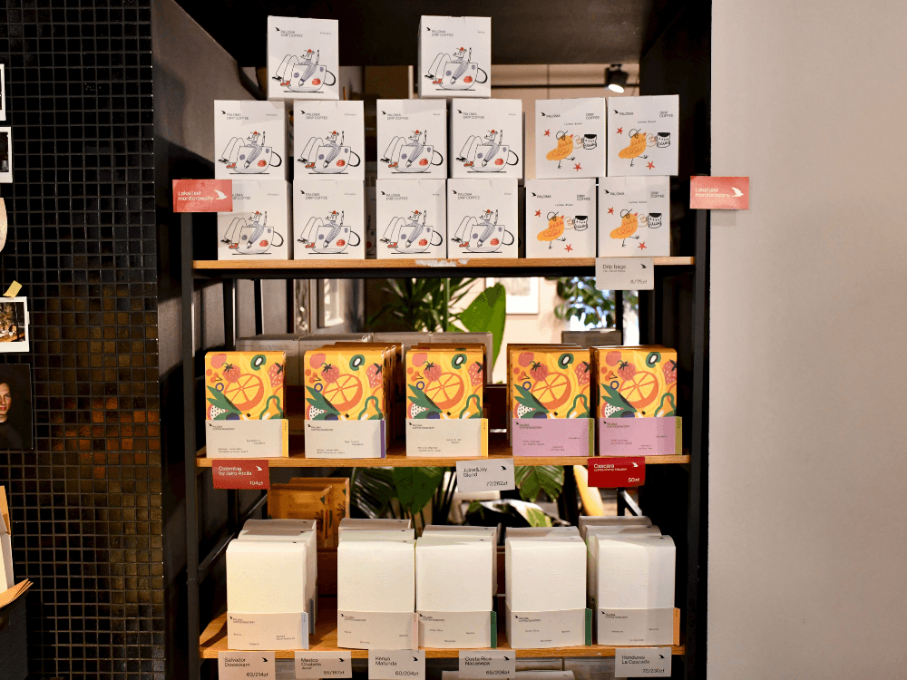 Barevné balíčky na policích.