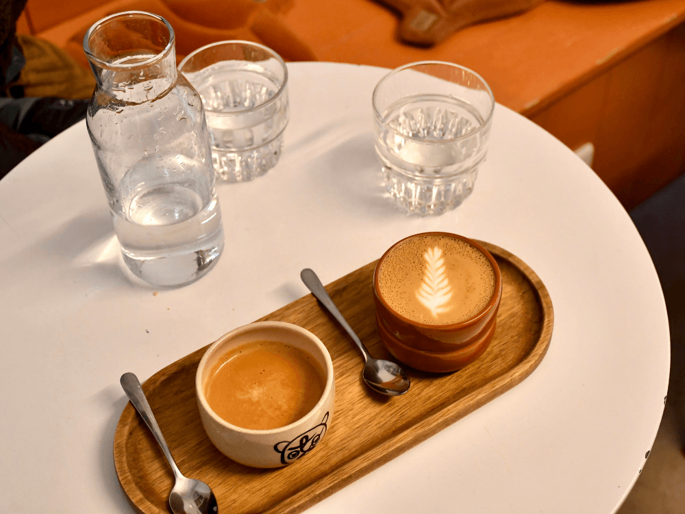 Hrneček s cortadem a flat whitem.