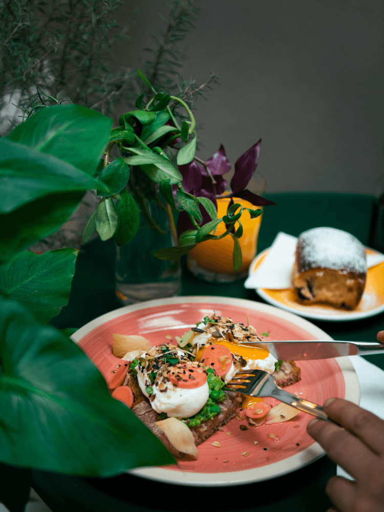 Nabídka snídaňového menu z kavárny Buchta B s honzovou buchtou v pozadí.