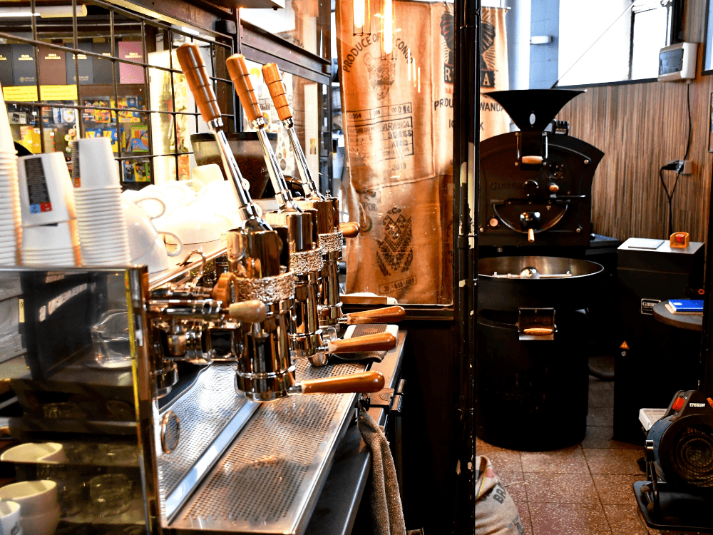 Kávovar a za ním pražička.